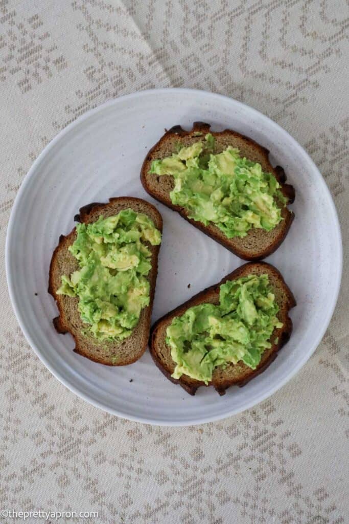 mashed avocado on toast