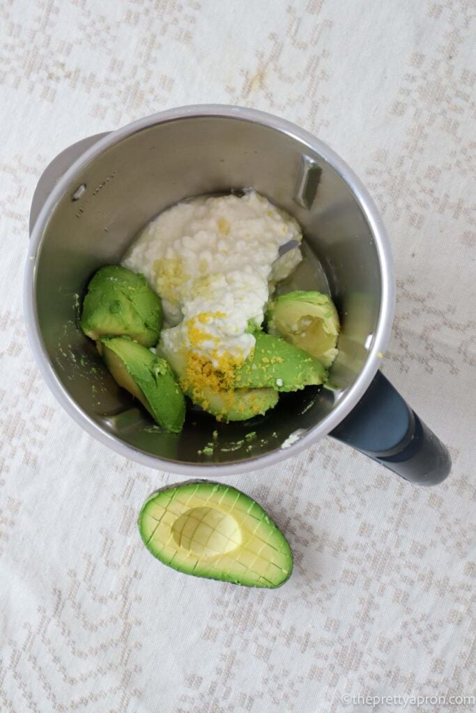 Cottage cheese, avocado, lemon juice, lemon zest, garlic, pepper and salt in a thermomix blender