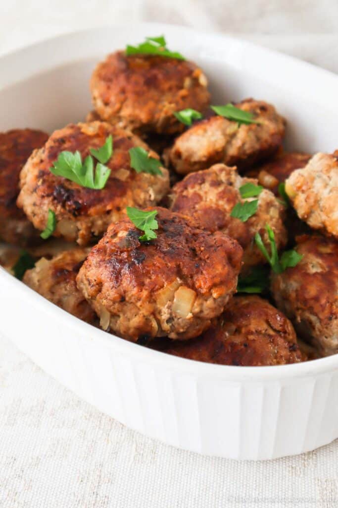 Cooked kotletes in a serving dish.