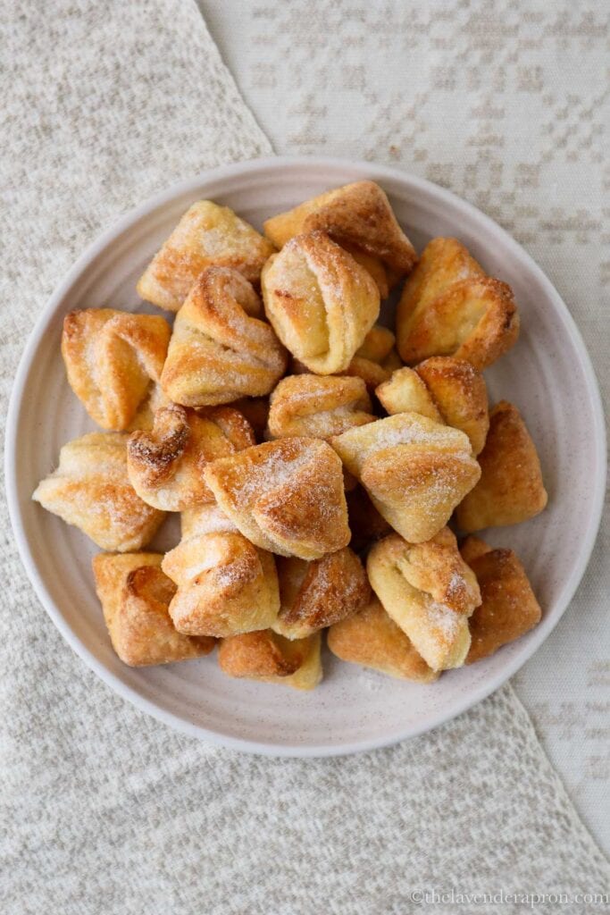 Biezpiena cepumi sprinkled with white sugar on a plate.